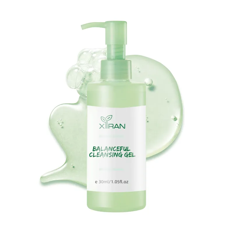 This cleansing gel purifies pores and removes dirt and excess sebum while calming inflammation.